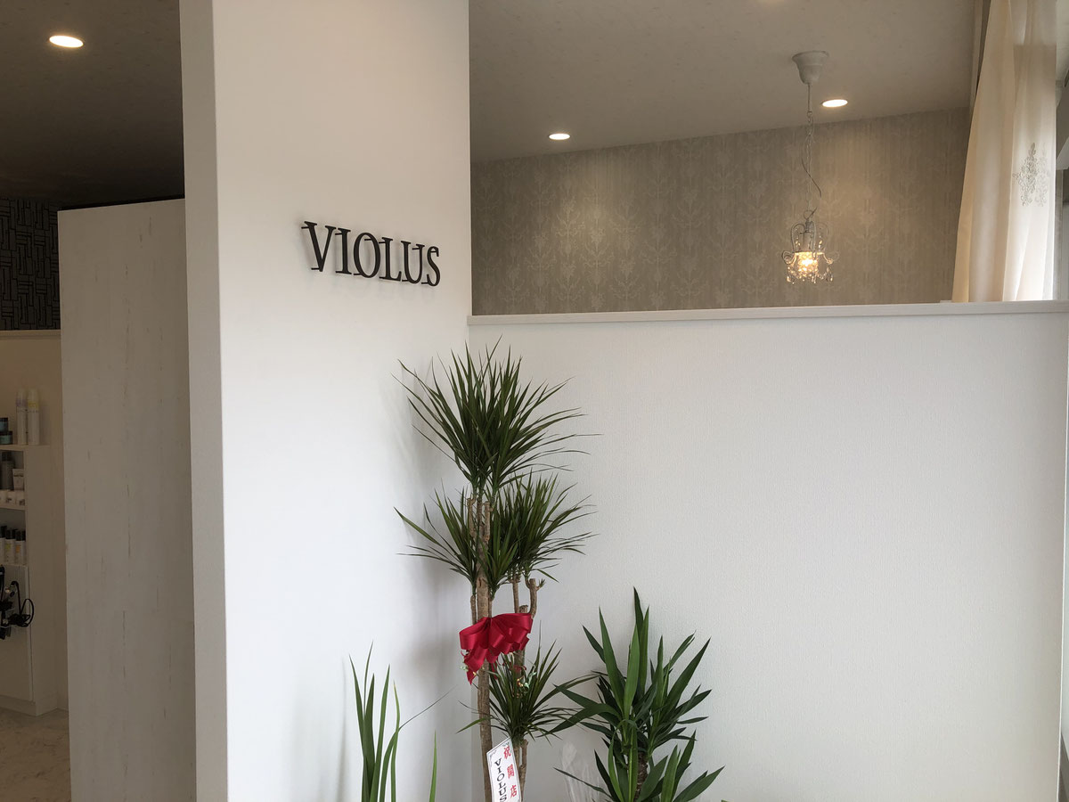 VIOLUS 店内のサイン